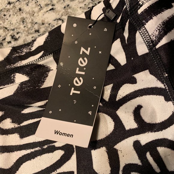 TEREZ PERFORMANCE CAPRI LEGGING 151-02 WOMENS, Black & White Graffiti Print NWT - Picture 4 of 7